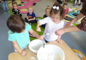 Odmierzanie mąki przez dzieci