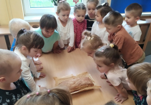 Dzieci z upieczonym chlebem