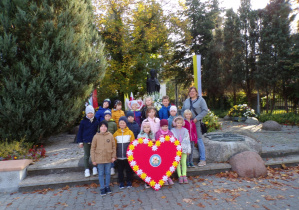 dzieci z Elfów pod pomnikiem Jana Pawła II