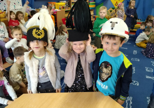 dzieci przymierzają czapki