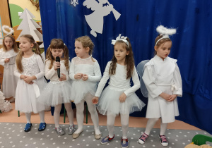 dziewczynki śpiewają kolędy