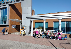 zdjęcie grupowe przed biblioteką
