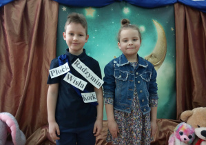 Zoja i Alek podczas konkursu wokalnego wierszy J. Brzechwy