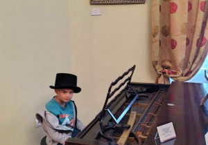 chłopiec i stary fortepian