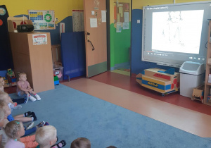 Dzieci oglądają film o "kropce"