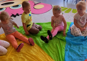 dzieci na dywanie bawią się klanzą