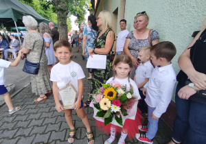 Dziewczynka trzyma kwiaty