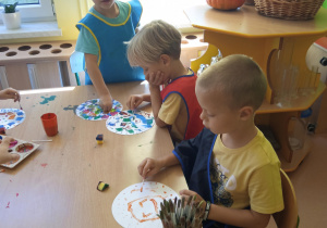 dzieci malują kropkowe obrazki