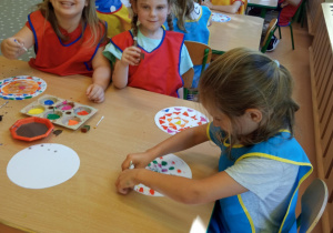 dzieci malują kropkowe obrazki