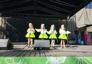 Dziewczynki śpiewają ekologiczną piosenkę