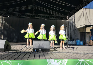 Dziewczynki śpiewają piosenkę na scenie