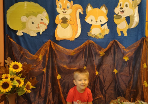 Zdjęcie chłopca na tle jesiennej dekoracji
