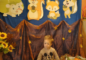Zdjęcie chłopca na tle jesiennej dekoracji