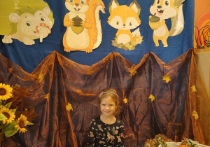 Zdjęcie dziewczynki na tle jesiennej dekoracji