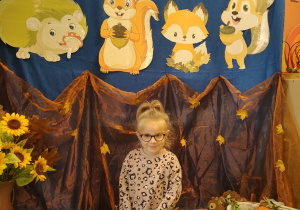 Zdjęcie dziewczynki na tle jesiennej dekoracji