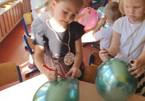 Dzieci malują balony