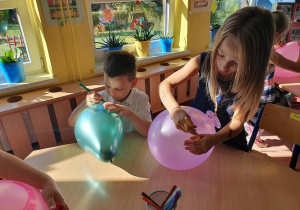 Dziewczynka maluje balon
