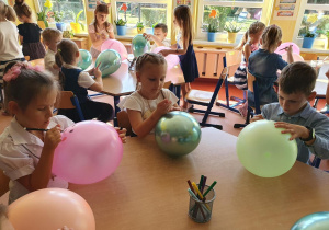 Dzieci malują balony