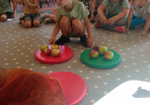 chłopiec segreguje jabłka