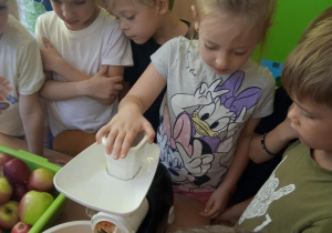 dzieci robią surówkę jabłkowo - marchewkową
