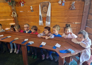 Dzieci tworzą słowiańską lalkę - motankę