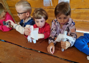 Dzieci tworzą słowiańską lalkę - motankę