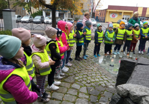 przedszkolaki modlą się pod pomnikiem Jana Pawła II