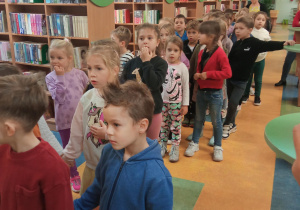 dzieci zwiedzają bibliotekę