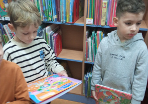 dzieci oglądają książki dla dzieci