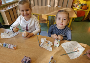 Dzieci malują skarbonki farbami