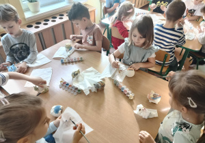 dzieci malują swoje skarbonki