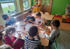 dzieci malują skarbonki