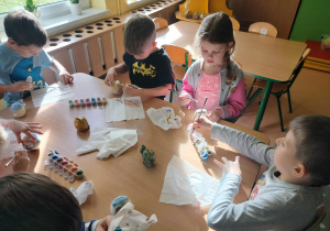 dzieci malują własne skarbonki