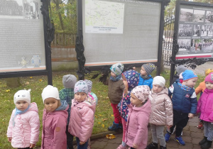 dzieci na cmentarzu przy tablicach pamiątkowych