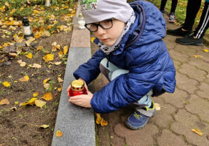 Dziecko kładzie znicz na grobie Nieznanego Żołnierza