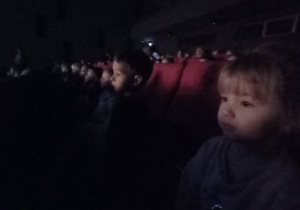 dzieci na widowni oglądające przedstawienie