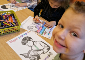 Dzieci kolorują ilustracje z prawami dziecka