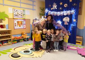 zdjęcie wszystkich dzieci przy dekoracji przygotowanej z okazji Andrzejek