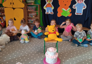 dzieci świętują urodziny misia