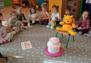 dzieci świętują urodziny misia