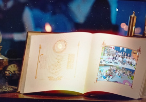 zdjęcie dzieci na księdze Mikołaja umieszczone w filmie