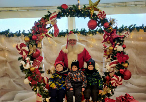 zdjęcie chłopców z Mikołajem
