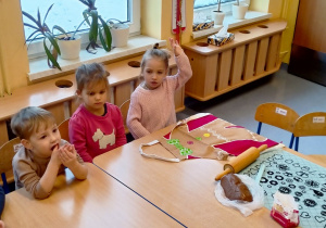 dzieci przygotowują się do wykrawania różnych kształtów z ciasta