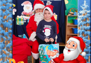 zdjęcie chłopca z Mikołajem
