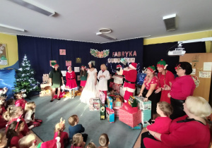 Mikołaj przynosi prezenty dla dzieci