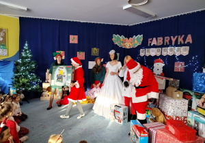 Elfy segregują prezenty dla grup