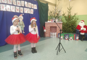 dziewczynki śpiewają piosenkę