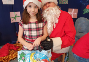 Zdjęcie dziewczynki z Mikołajem