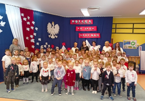 Zdjęcie dzieci oraz nauczycieli z całego przedszkola na tle dekoracji
