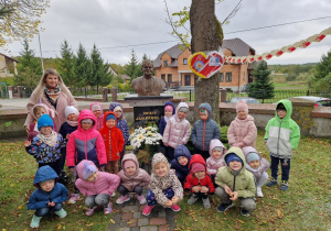 Dzieci z grupy "Misie" przed pomnikiem Jana Pawła II